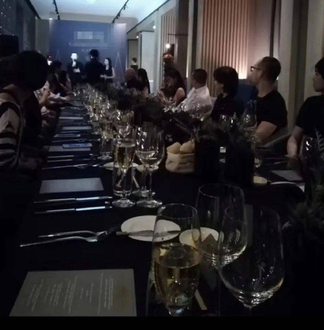 Cựu giám đốc bị tố bao nuôi hơn 200 cô gái: Chiêu trò gây sốc - Ảnh 3.