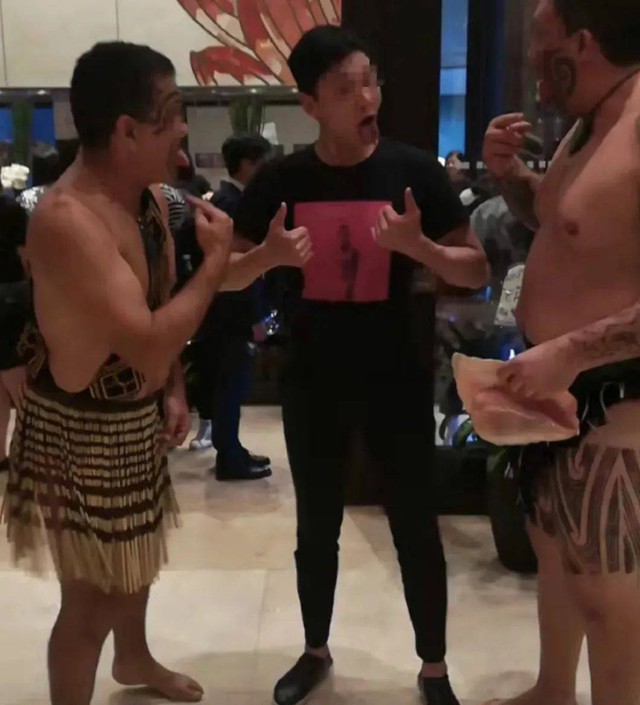 Cựu giám đốc bị tố bao nuôi hơn 200 cô gái: Chiêu trò gây sốc - Ảnh 2.