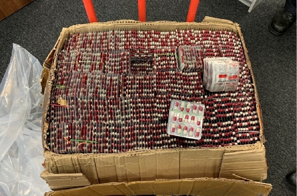 Tịch thu 50,4 triệu sản phẩm thuốc giả, cảnh báo sức khỏe toàn cầu - Ảnh 2.