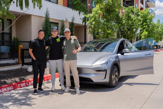 Tesla Phô Diễn Tương Lai Của Việc Mua Ô Tô: Cứ Việc Xuống Tiền, Xe Sẽ Tự Đi Đến Cửa Nhà Bạn- Ảnh 3. Tesla Phô Diễn Tương Lai Của Việc Mua Ô Tô: Cứ Việc Xuống Tiền, Xe Sẽ Tự Đi Đến Cửa Nhà Bạn- Ảnh 3.