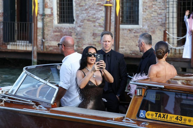 Đám cưới tỷ phú Jeff Bezos: Kim Kardashian - Kylie Jenner sexy Đám cưới tỷ phú Jeff Bezos: Kim Kardashian - Kylie Jenner sexy