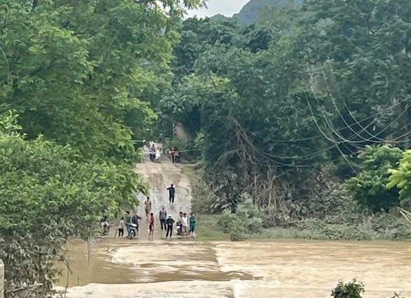 Đi qua ngầm trên đường về nhà, hai bố con bị nước cuốn mất tích- Ảnh 1. Đi qua ngầm trên đường về nhà, hai bố con bị nước cuốn mất tích- Ảnh 1.