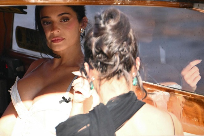 Đám cưới tỷ phú Jeff Bezos: Kim Kardashian - Kylie Jenner sexy Đám cưới tỷ phú Jeff Bezos: Kim Kardashian - Kylie Jenner sexy