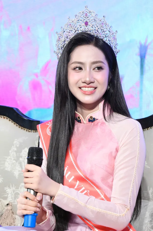 Hiệu phó Đại học Tài chính - Marketing: 'Hà Trúc Linh siêng năng, ở trường ai cũng quý' - Ảnh 2.