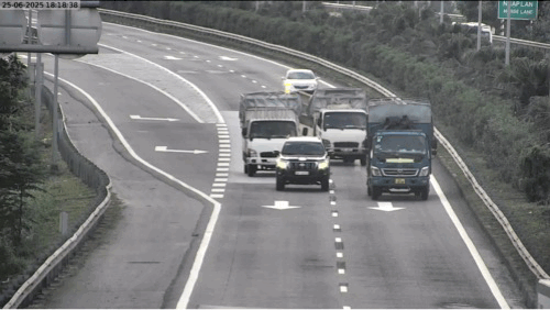 Tài xế xe 7 chỗ bị khởi tố do chèn ép 2 xe tải trên cao tốc Nội Bài - Lào Cai - Ảnh 1.