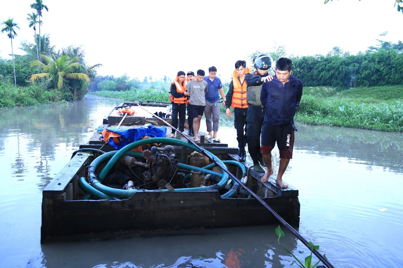 Bắt giữ 6 đối tượng khai thác cát trái phép trên sông Đồng Nai - Ảnh 2.