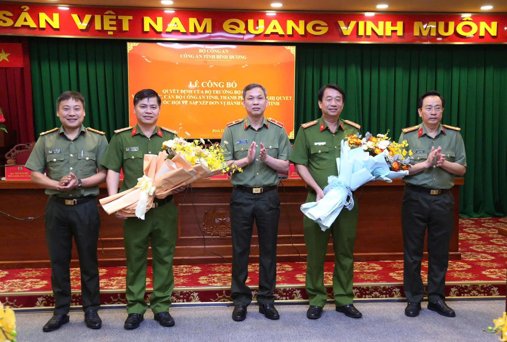 Thiếu tướng Tạ Văn Đẹp chúc mừng 2 Phó Giám đốc Công an Bình Dương nhận nhiệm vụ mới- Ảnh 2. Thiếu tướng Tạ Văn Đẹp chúc mừng 2 Phó Giám đốc Công an Bình Dương nhận nhiệm vụ mới- Ảnh 2.