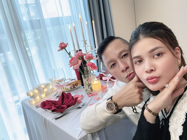 HLV U60 cầu hôn bạn gái trẻ đẹp cực lãng mạn, Duy Mạnh cùng dàn tuyển thủ lập tức có phản ứng này- Ảnh 4.