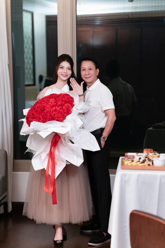 HLV U60 cầu hôn bạn gái trẻ đẹp cực lãng mạn, Duy Mạnh cùng dàn tuyển thủ lập tức có phản ứng này- Ảnh 1.