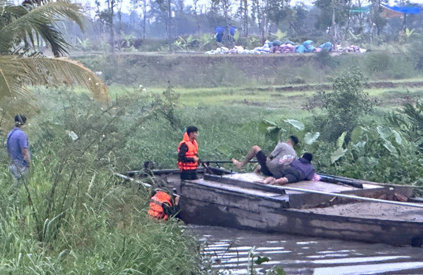 Bắt giữ 6 đối tượng khai thác cát trái phép trên sông Đồng Nai - Ảnh 1.
