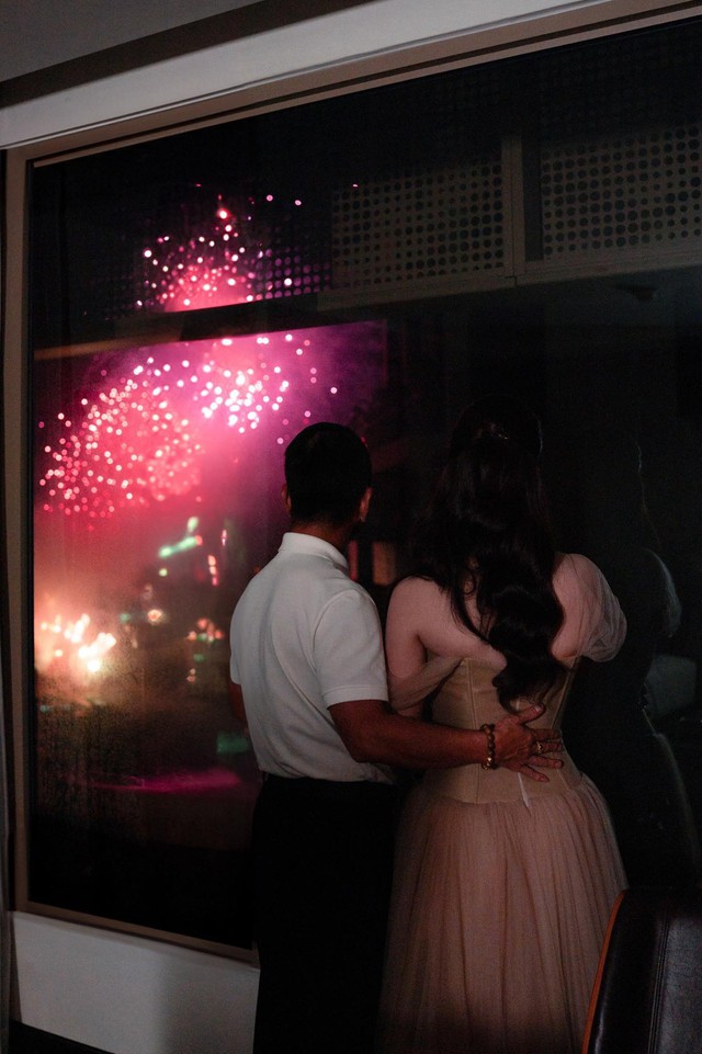 HLV U60 cầu hôn bạn gái trẻ đẹp cực lãng mạn, Duy Mạnh cùng dàn tuyển thủ lập tức có phản ứng này- Ảnh 3.