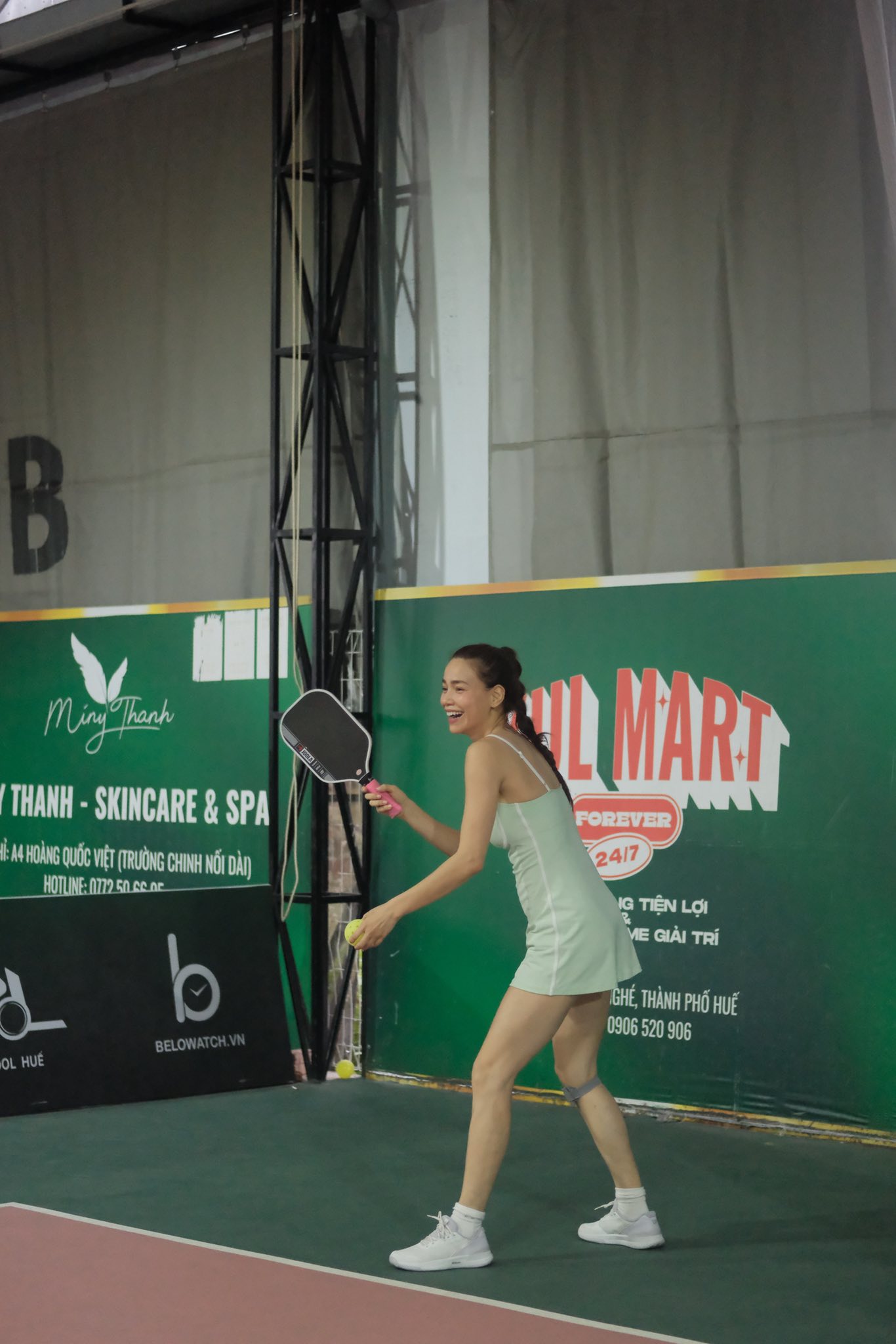 Hồ Ngọc H&agrave; đọ sắc với Hương Giang tr&ecirc;n s&acirc;n pickleball, "nữ ho&agrave;ng giải tr&iacute;" bị ch&ecirc; mặc như đồ ngủ - Ảnh 4.