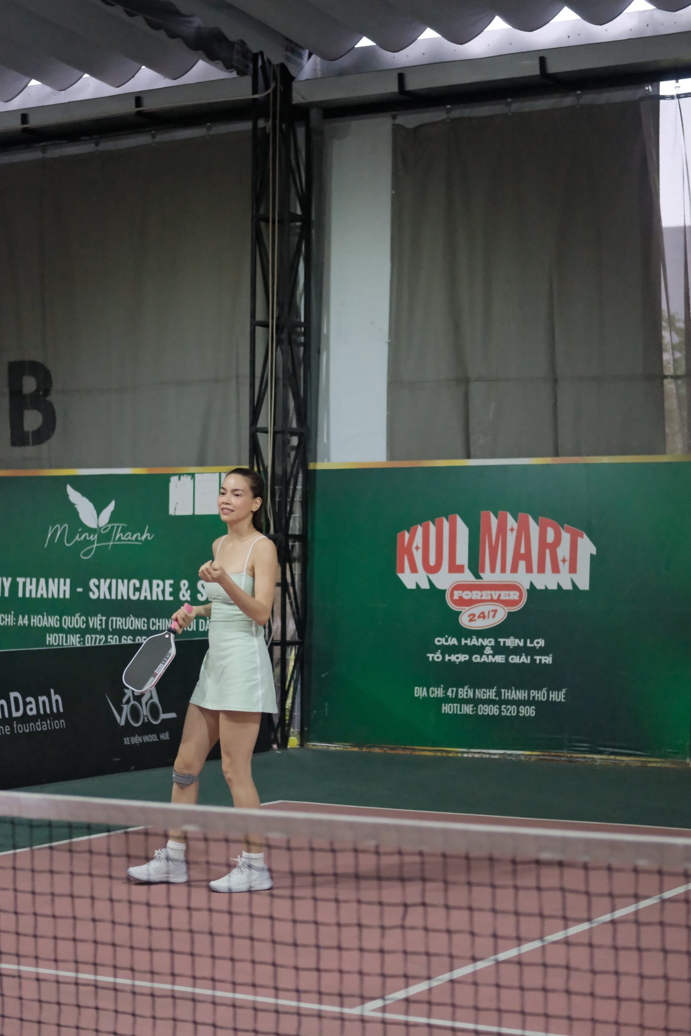 Hồ Ngọc H&agrave; đọ sắc với Hương Giang tr&ecirc;n s&acirc;n pickleball, "nữ ho&agrave;ng giải tr&iacute;" bị ch&ecirc; mặc như đồ ngủ - Ảnh 3.