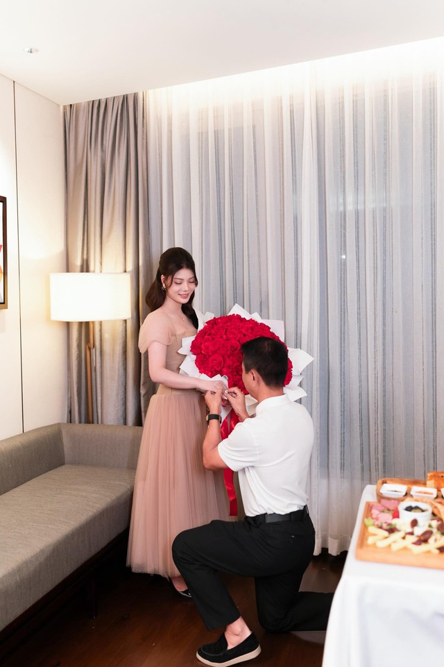 HLV U60 cầu hôn bạn gái trẻ đẹp cực lãng mạn, Duy Mạnh cùng dàn tuyển thủ lập tức có phản ứng này- Ảnh 2.