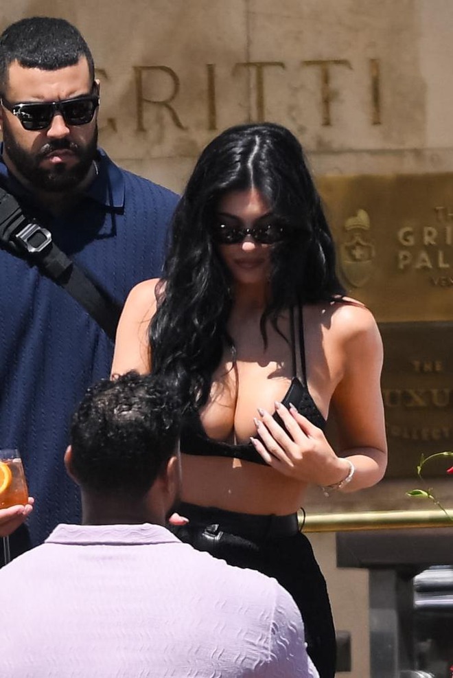 Gái đẹp nhà Kardashian - Jenner Gái đẹp nhà Kardashian - Jenner