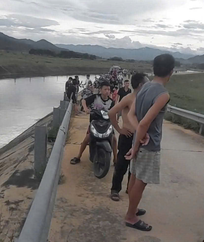 Xót xa 2 anh em ruột đuối nước thương tâm khi cứu nhau dưới kênh nước- Ảnh 1.