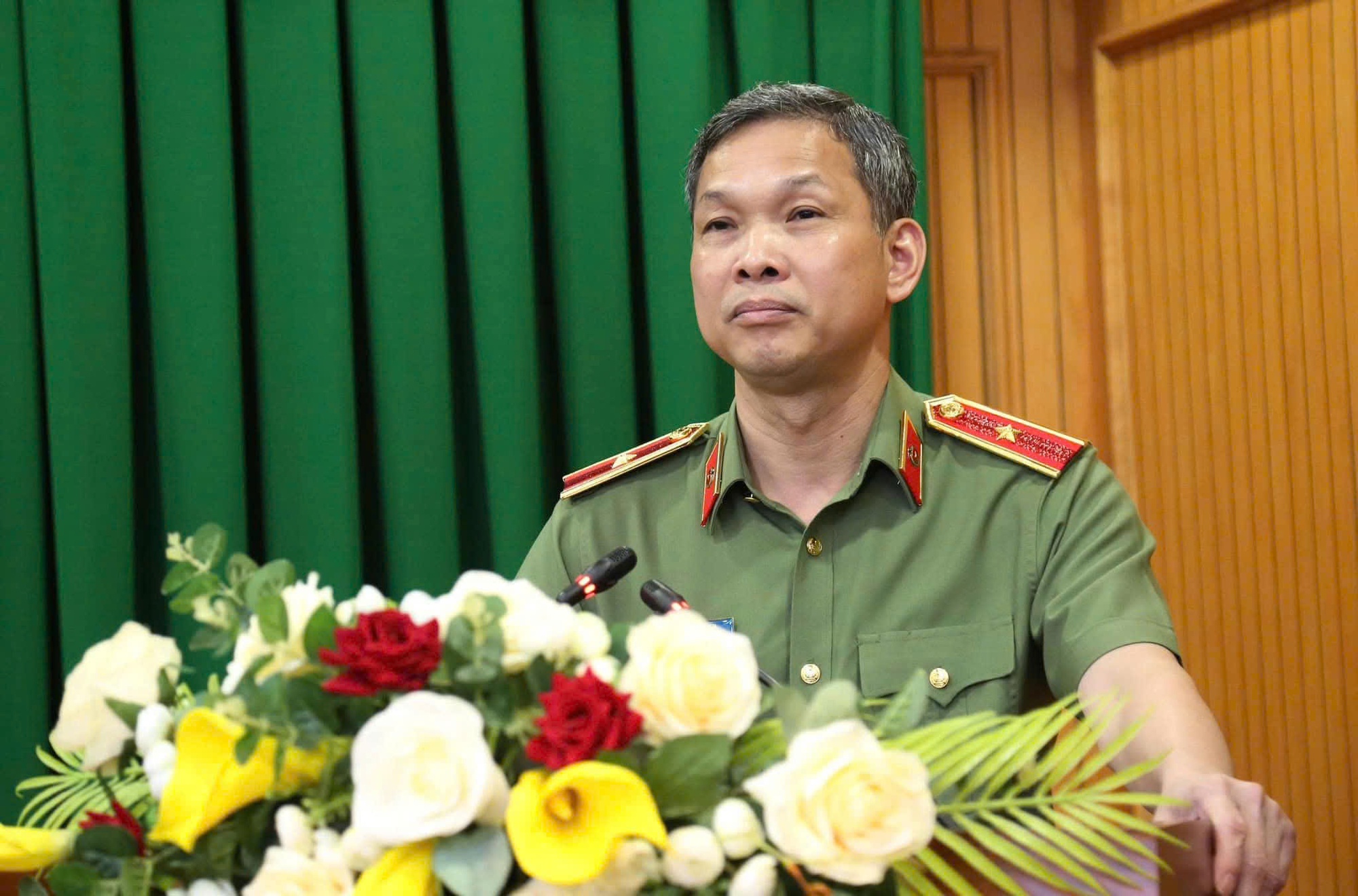 Thiếu tướng Tạ Văn Đẹp chúc mừng 2 Phó Giám đốc Công an Bình Dương nhận nhiệm vụ mới- Ảnh 1. Thiếu tướng Tạ Văn Đẹp chúc mừng 2 Phó Giám đốc Công an Bình Dương nhận nhiệm vụ mới- Ảnh 1.