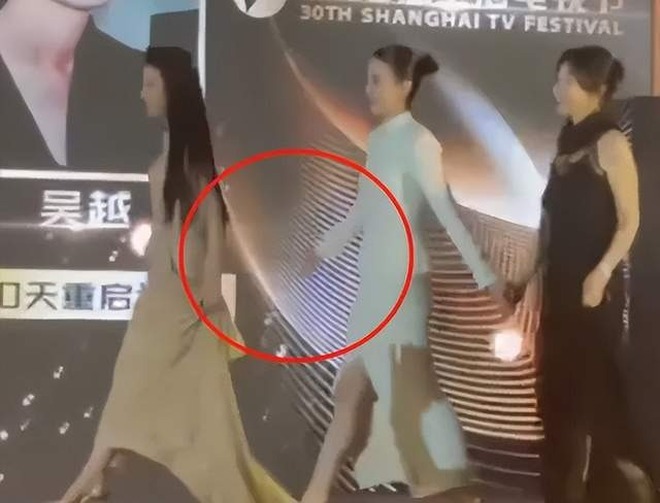 Lộ clip nghi Lưu Diệc Phi ra vẻ vênh váo, không để ai vào mắt ngay trên sân khấu- Ảnh 2. Lộ clip nghi Lưu Diệc Phi ra vẻ vênh váo, không để ai vào mắt ngay trên sân khấu- Ảnh 2.