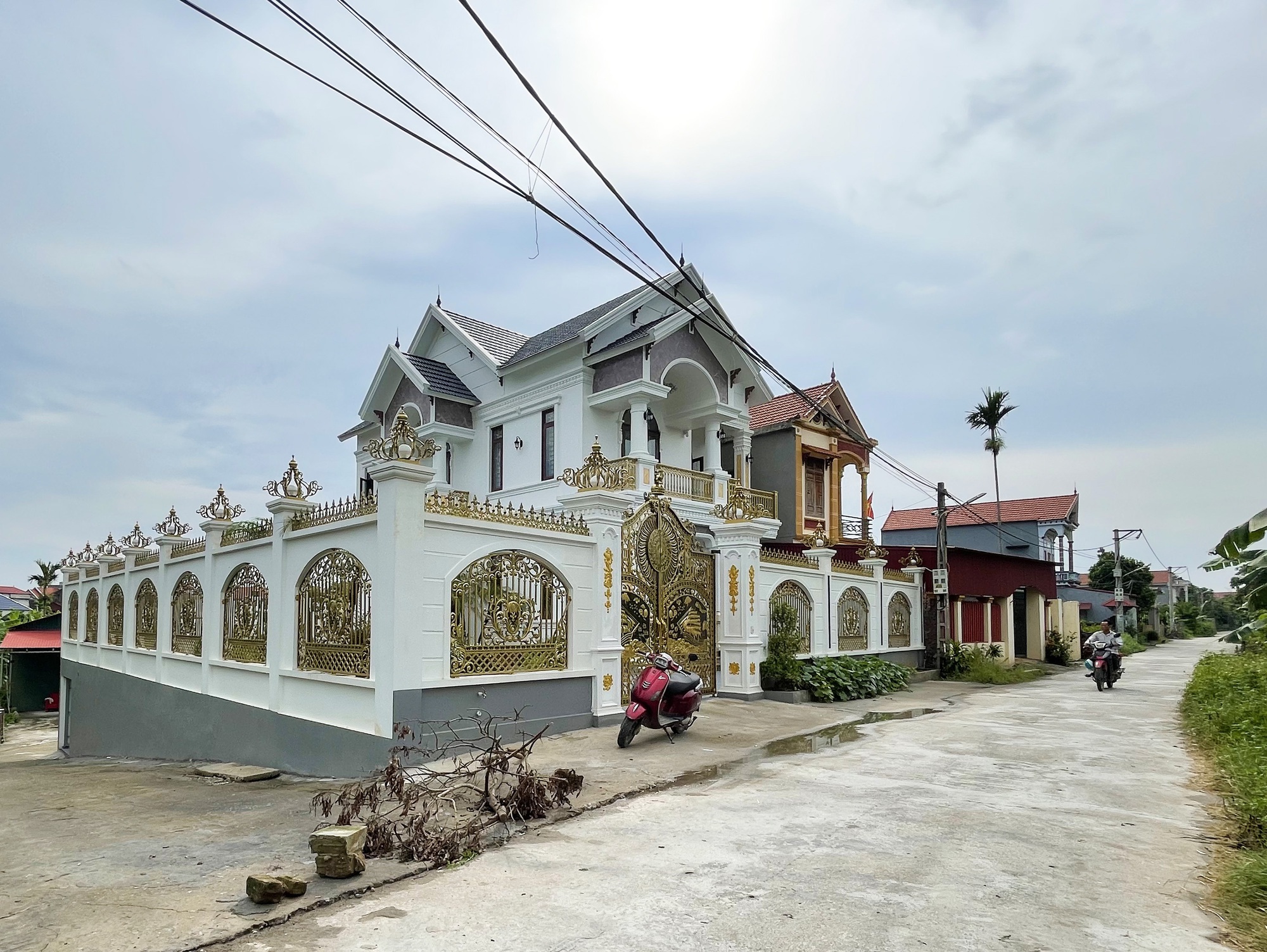 Cận cảnh biệt thự của đối tượng lừa đảo ở Bắc Ninh chiếm đoạt 2 . 000 Tỷ đồng - Ảnh 4.