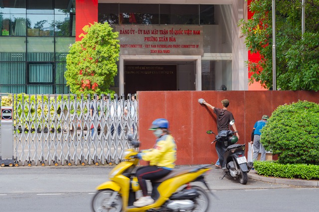 Sáp nhập tp . Hcm: Trụ sở đồng loạt thay bảng tên hành chính , chuẩn bị cho lịch sử mới - Ảnh 1.