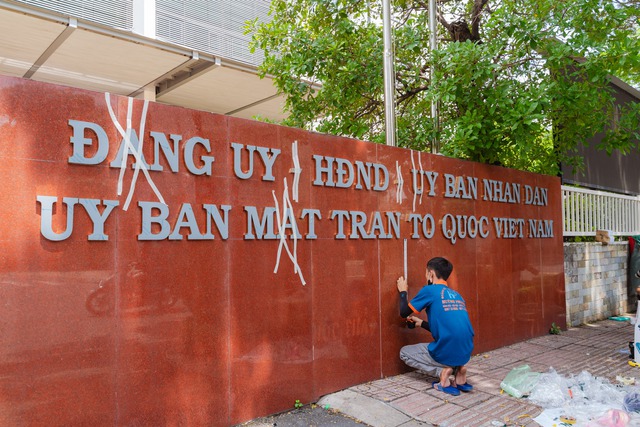 Sáp nhập tp . Hcm: Trụ sở đồng loạt thay bảng tên hành chính , chuẩn bị cho lịch sử mới - Ảnh 2.