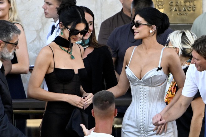 Gái đẹp nhà Kardashian - Jenner Gái đẹp nhà Kardashian - Jenner