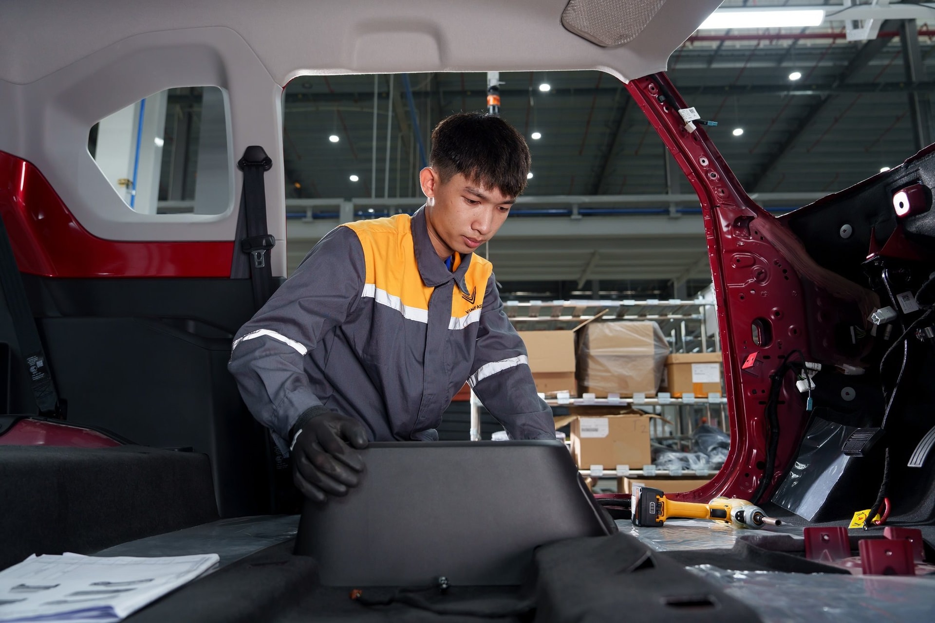 Bên trong nhà máy VinFast Hà Tĩnh: Mỗi giờ xuất xưởng 35 xe, quy trình nghiêm ngặt. - Ảnh 14.