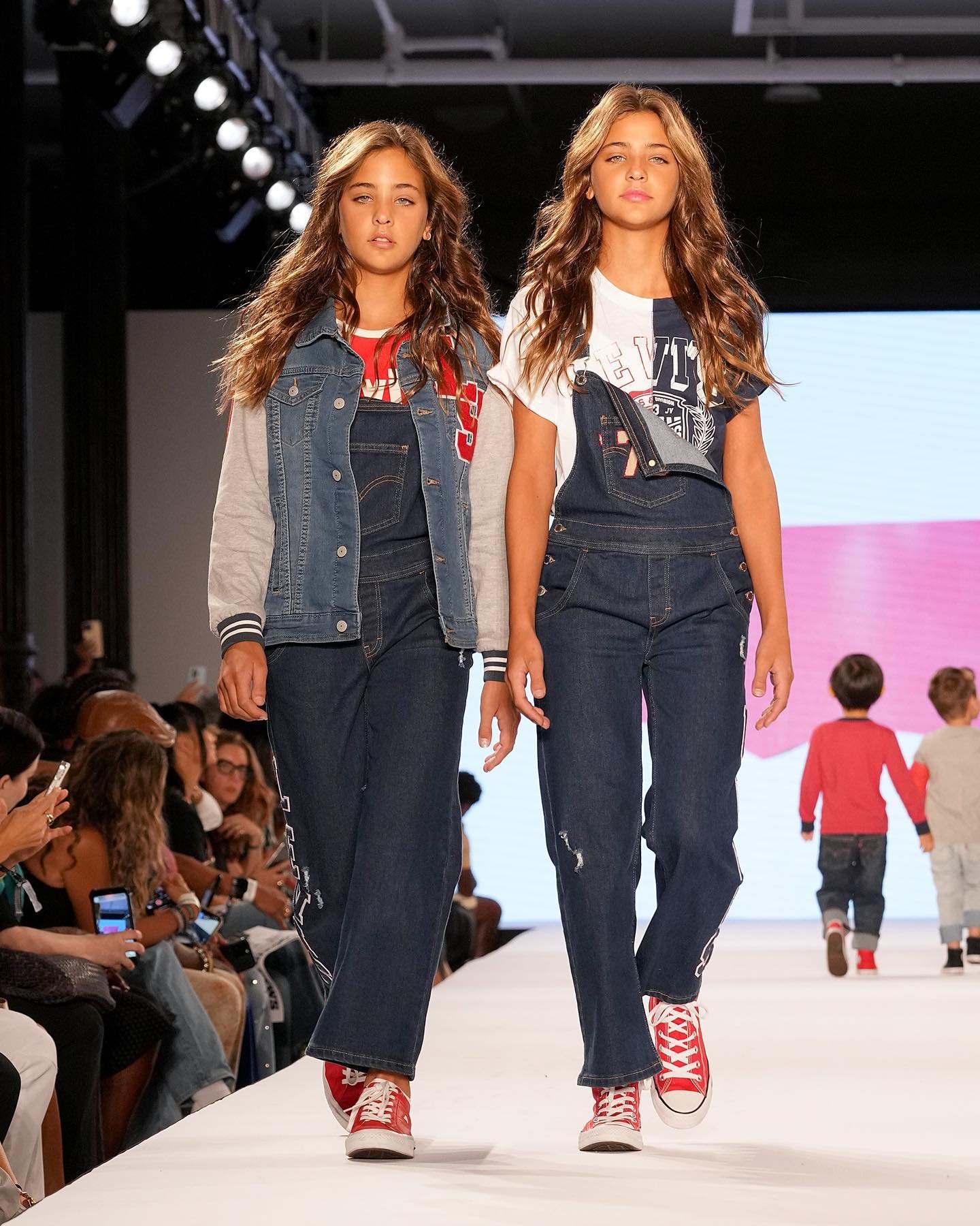 Cặp mẫu song sinh đẹp nhất thế giới: 6 tháng đã gia nhập làng thời trang, càng lớn càng 