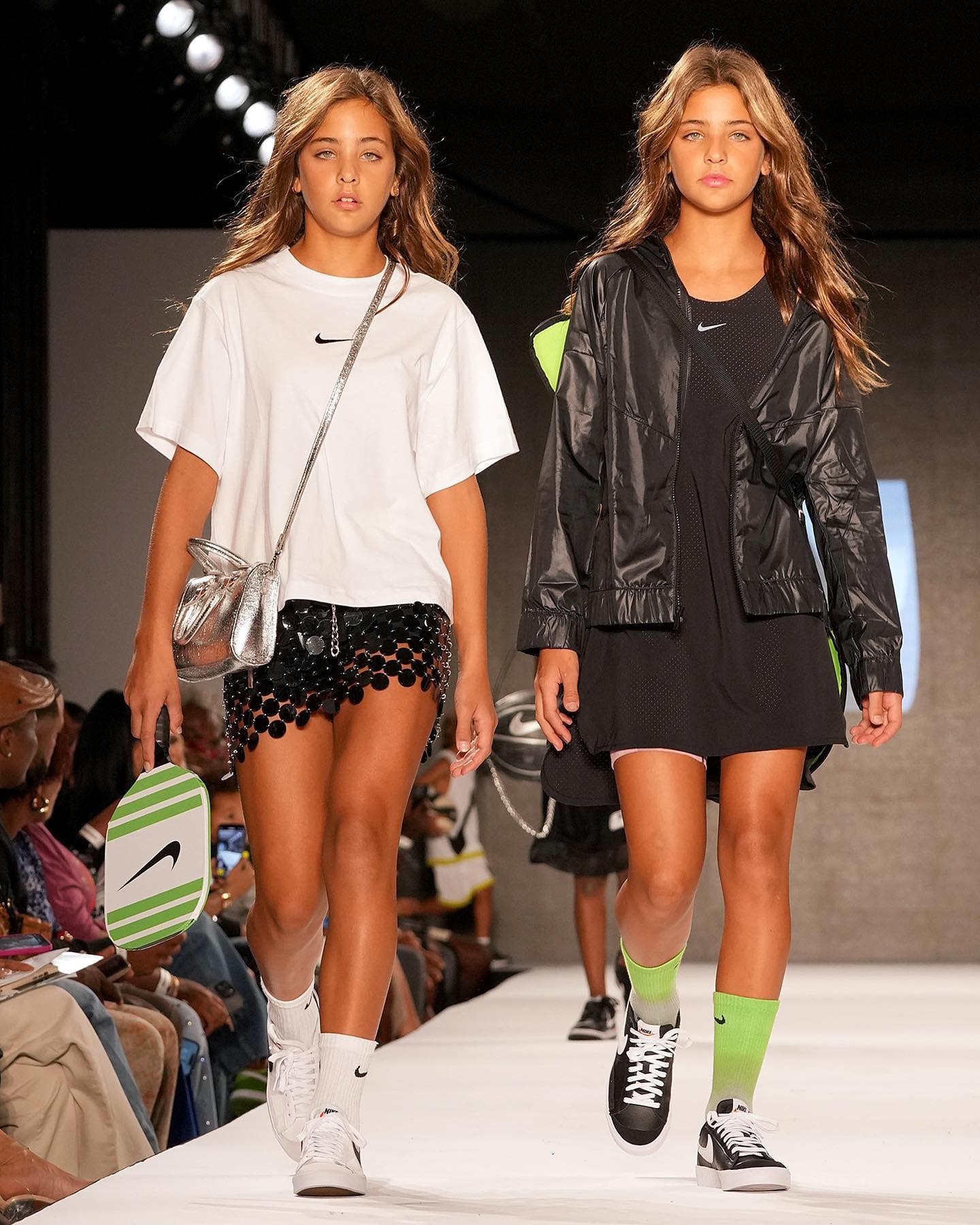 Cặp mẫu song sinh đẹp nhất thế giới: 6 tháng đã gia nhập làng thời trang, càng lớn càng 