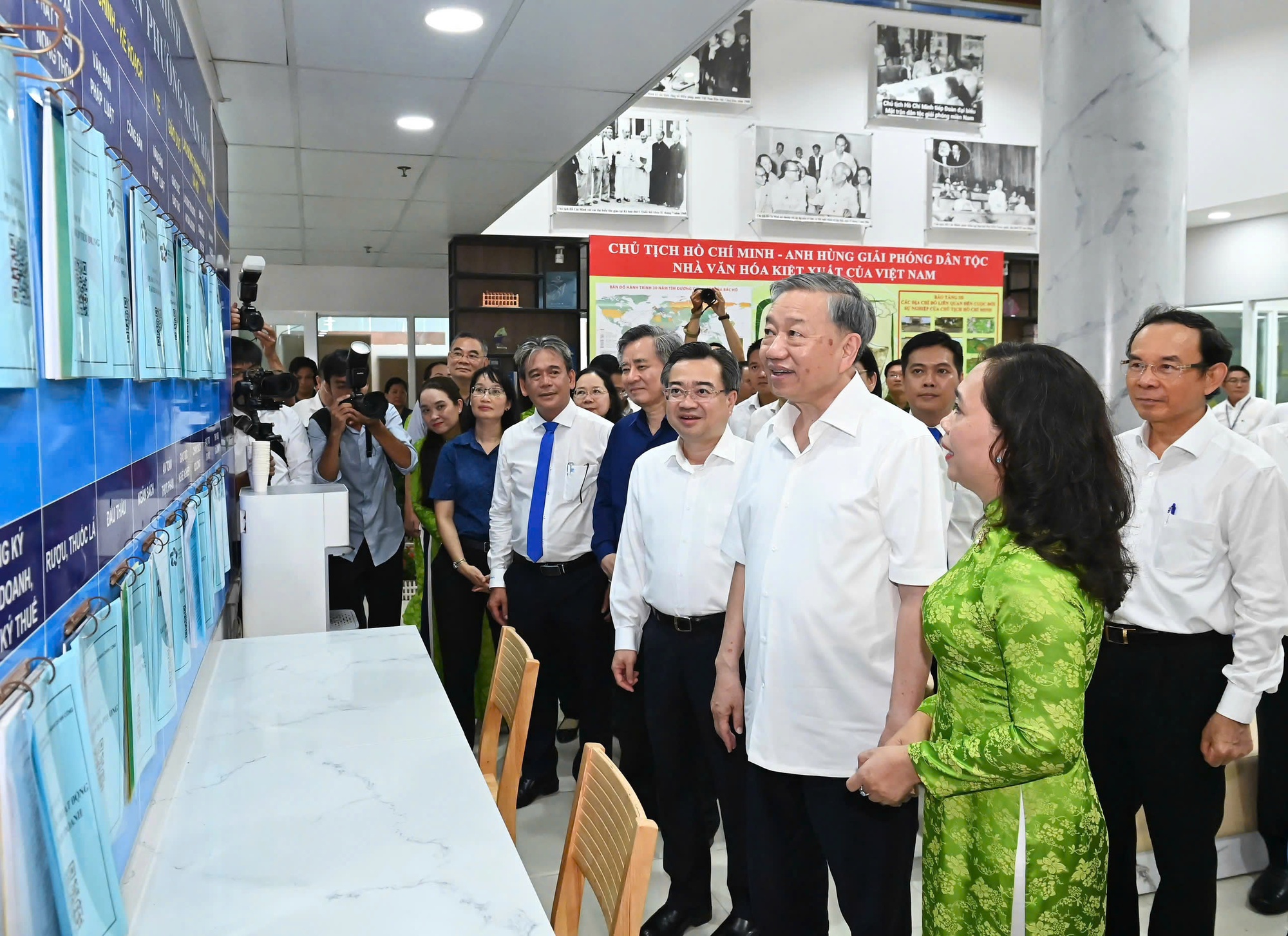 C&ocirc;ng bố bộ m&aacute;y l&atilde;nh đạo c&aacute;c tỉnh th&agrave;nh mới: Thay đổi quan trọng trong ch&iacute;nh quyền địa phương - Ảnh 1.