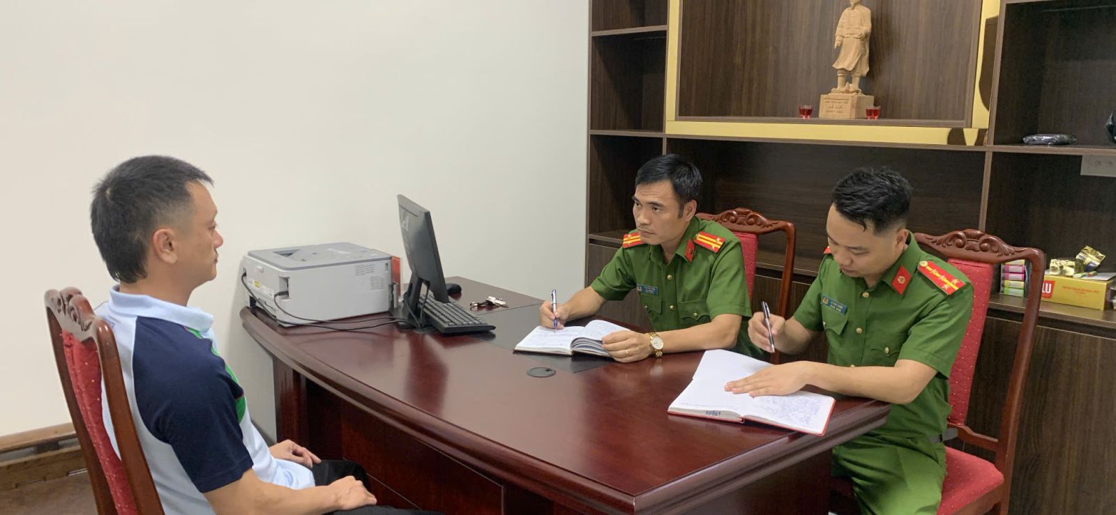 Khám xét nơi ở và Công ty của giang hồ Vi ngộ: Những thông tin mới nhất - Ảnh 4.