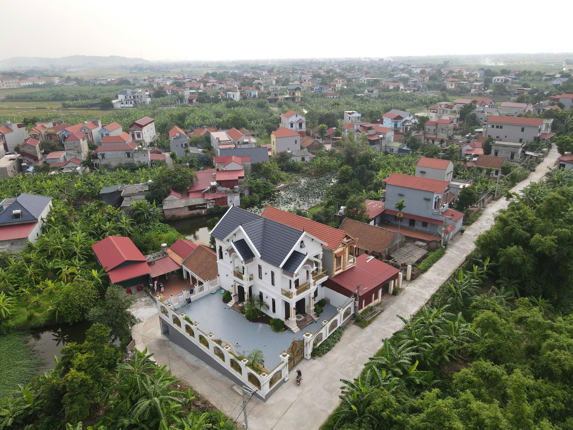Cận cảnh biệt thự của đối tượng lừa đảo ở Bắc Ninh chiếm đoạt 2 . 000 Tỷ đồng - Ảnh 3.