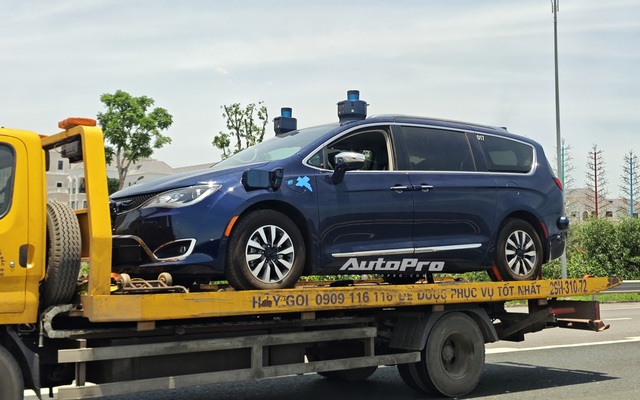 Chrysler Pacifica - Minivan đối thủ Carnival lần đầu lộ diện trên phố Việt Nam: Là bản PHEV, nóc gắn thiết bị cho xe tự lái - Ảnh 2.
