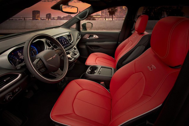Chrysler Pacifica - Minivan đối thủ Carnival lần đầu lộ diện trên phố Việt Nam: Là bản PHEV, nóc gắn thiết bị cho xe tự lái - Ảnh 9.