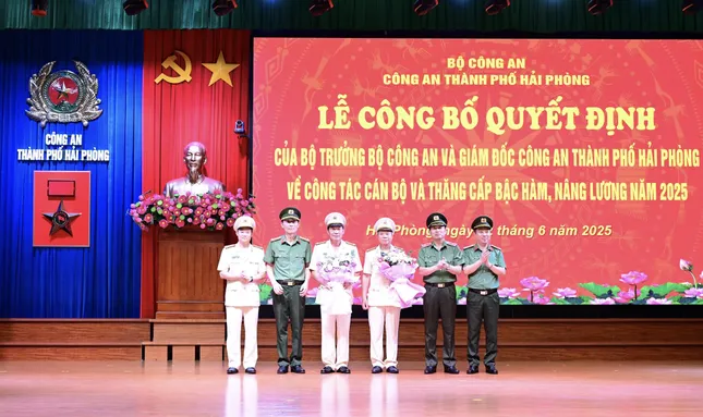 Công bố quyết định công tác cán bộ tại Công an các tỉnh Gia Lai , Sóc Trăng , Hải Phòng - Ảnh 3.