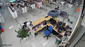 Hai "vị khách lạ" lững thững vào shop quần áo khiến nhân viên đứng hình, hớt hải đuổi vội- Ảnh 1. Hai "vị khách lạ" lững thững vào shop quần áo khiến nhân viên đứng hình, hớt hải đuổi vội- Ảnh 1.