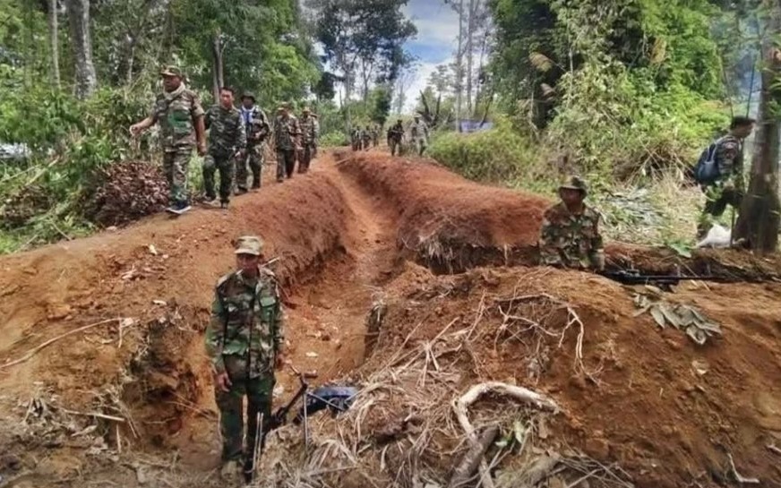 Bên ngoài nói chuyện hòa bình, bên trong diễn tập pháo binh: Biên giới Thái Lan - Campuchia vẫn nóng - Ảnh 2.