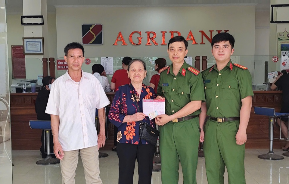 Mẹ mang sổ tiết kiệm 104 triệu đến ngân hàng rút tiền, con trai thấy bất thường liền báo công an- Ảnh 1.