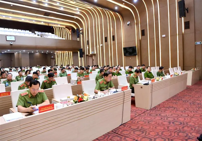 Bộ trưởng Lương Tam Quang yêu cầu tăng cường chống buôn lậu , hàng giả và tội phạm công nghệ cao - Ảnh 2.