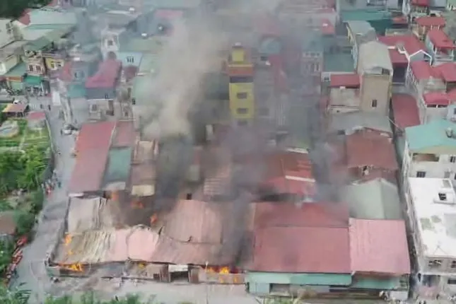 Cháy xưởng gỗ Đông Anh: Hỏa hoạn dữ dội tại làng nghề Liên Hà - Ảnh 1.