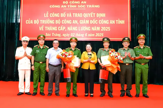 Công bố quyết định công tác cán bộ tại Công an các tỉnh Gia Lai , Sóc Trăng , Hải Phòng - Ảnh 2.