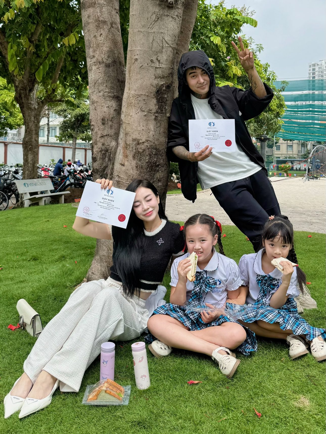 Nam ca sĩ Việt chăm chút, đút cơm cho 2 con riêng của vợ sắp cưới ăn: "Được năm nào hay năm đó"- Ảnh 1. Nam ca sĩ Việt chăm chút, đút cơm cho 2 con riêng của vợ sắp cưới ăn: "Được năm nào hay năm đó"- Ảnh 1.