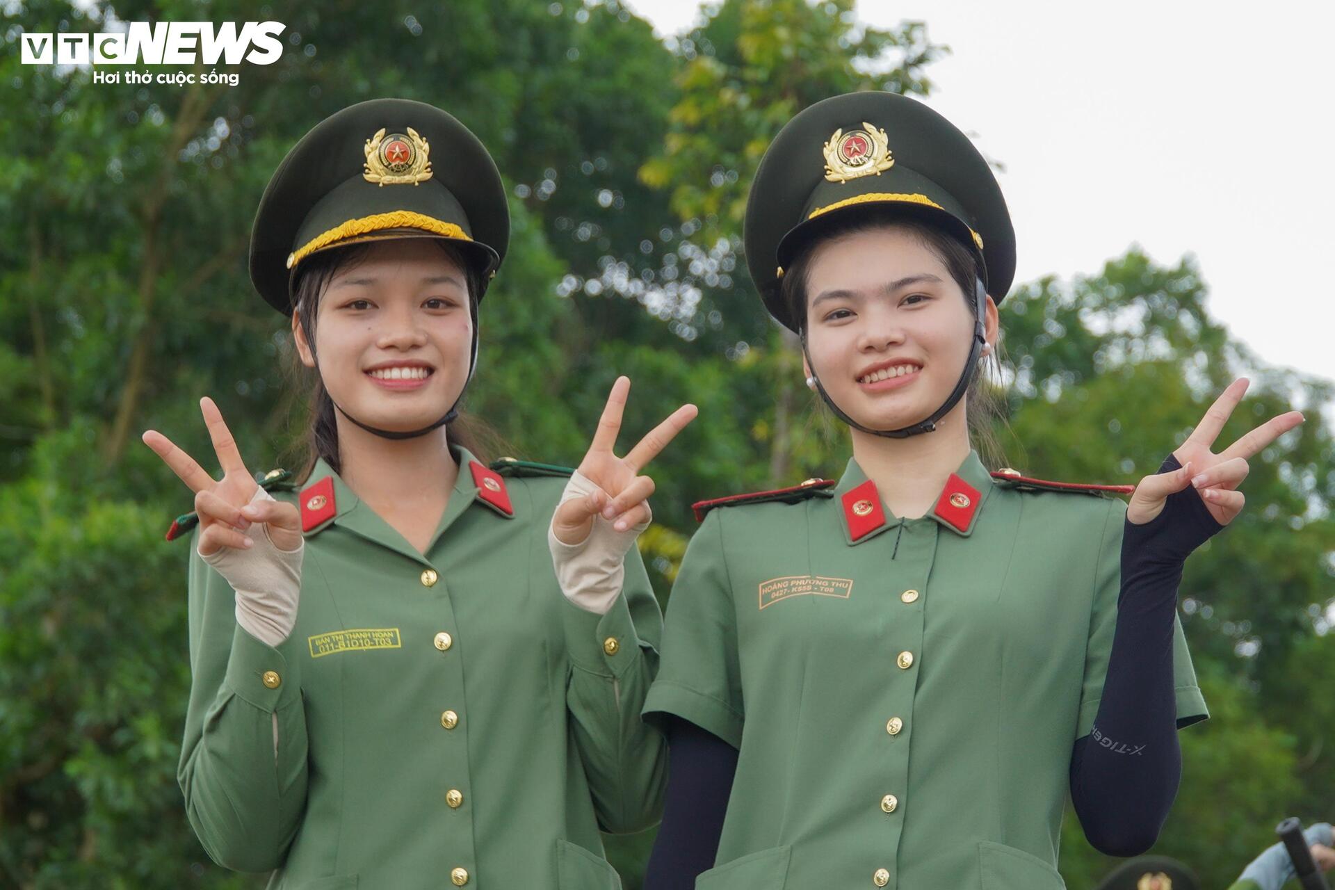 Bóng hồng Công an luyện tập rực rỡ dưới nắng gắt cho lễ Quốc khánh 2 / 9 - Ảnh 10.