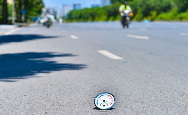 Thực hư thông tin Hà Nội nóng 61 độ C: Tại sao bản tin thời tiết dự báo nhiệt độ cao nhất là 40 độ C, mà cầm nhiệt kế ra đường lại đo được tận 61 độ?- Ảnh 7.