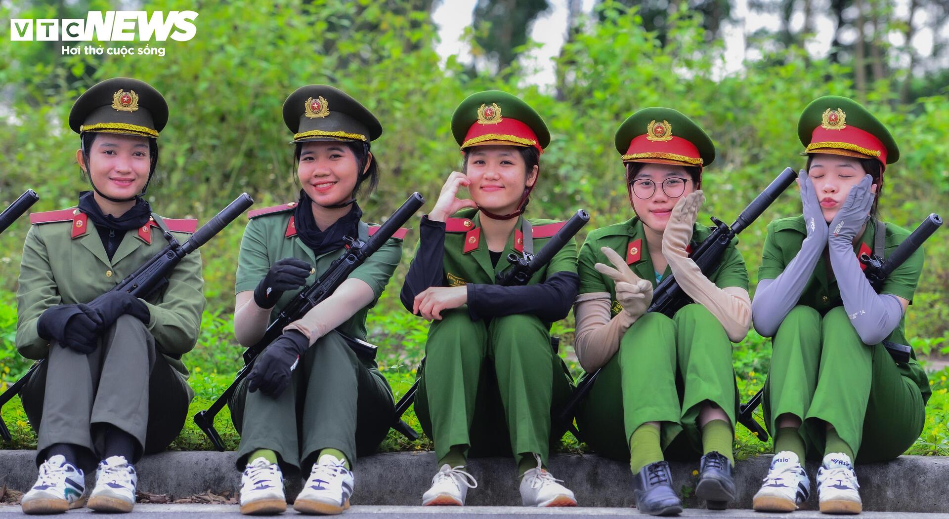 Bóng hồng Công an luyện tập rực rỡ dưới nắng gắt cho lễ Quốc khánh 2 / 9 - Ảnh 8.
