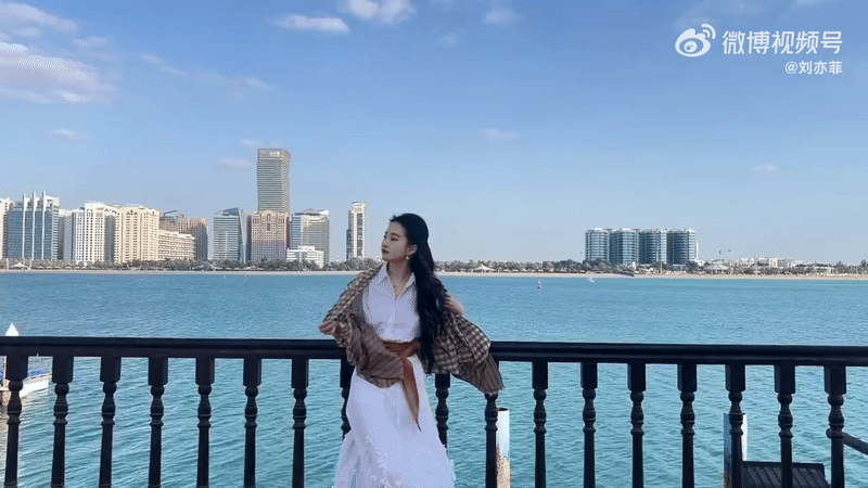 Ảnh hậu trường mờ mịt chứng minh nhan sắc thật của Lưu Diệc Phi, visual U40 đây sao?- Ảnh 8. Ảnh hậu trường mờ mịt chứng minh nhan sắc thật của Lưu Diệc Phi, visual U40 đây sao?- Ảnh 8.