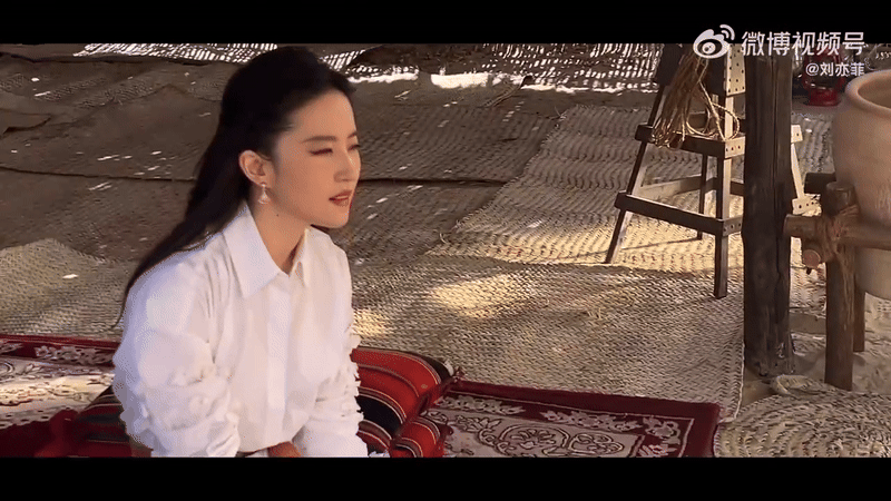 Ảnh hậu trường mờ mịt chứng minh nhan sắc thật của Lưu Diệc Phi, visual U40 đây sao?- Ảnh 11. Ảnh hậu trường mờ mịt chứng minh nhan sắc thật của Lưu Diệc Phi, visual U40 đây sao?- Ảnh 11.