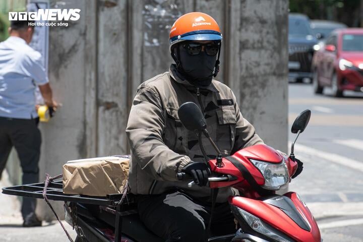 Nắng nóng 40 ° C miền Bắc giảm nhiệt bất ngờ sau mưa dông lớn - Ảnh 2.