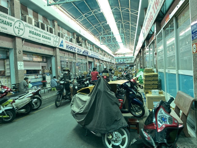 Khung cảnh lạ lùng tại chợ thuốc quận 10 - TP.HCM: Hàng loạt quầy cửa đóng then cài, 1 chủ hiệu thuốc phải thốt lên điều khó hiểu- Ảnh 1. Khung cảnh lạ lùng tại chợ thuốc quận 10 - TP.HCM: Hàng loạt quầy cửa đóng then cài, 1 chủ hiệu thuốc phải thốt lên điều khó hiểu- Ảnh 1.