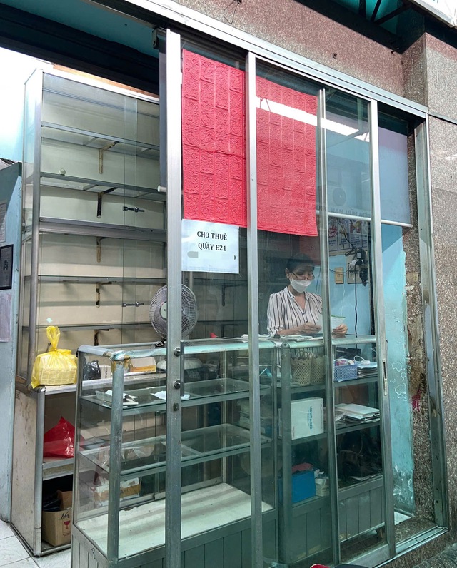 Khung cảnh lạ lùng tại chợ thuốc quận 10 - TP.HCM: Hàng loạt quầy cửa đóng then cài, 1 chủ hiệu thuốc phải thốt lên điều khó hiểu- Ảnh 2. Khung cảnh lạ lùng tại chợ thuốc quận 10 - TP.HCM: Hàng loạt quầy cửa đóng then cài, 1 chủ hiệu thuốc phải thốt lên điều khó hiểu- Ảnh 2.